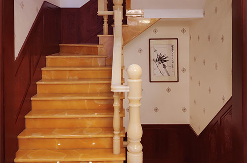 沙田镇中式别墅室内汉白玉石楼梯的定制安装装饰效果