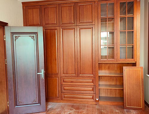 沙田镇中式家庭装修里定制的实木衣柜效果图
